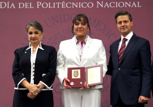 Dra. María Teresa Martínez (centro) acompañada del presidente Enrique Peña Nieto y de la Directora General del IPN, Dra. Yoloxóchitl Bustamante Diez 